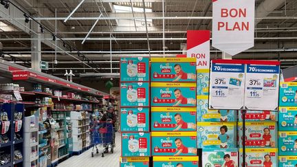 Des promotions sur les couches pour bébés dans un supermarché. (LOUISON LEROY / FRANCEINFO)