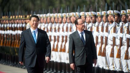 Le pr&eacute;sident chinois Xi Jinping et Fran&ccedil;ois Hollande, le 25 avril 2013 &agrave; P&eacute;kin (Chine). (BERTRAND LANGLOIS / AFP)