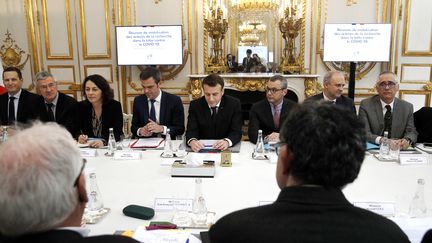 Réunion sur le coronavirus à l'Élysée autour du président Emmanuel Macron sur l'épidémie de coronavirus, le 5 mars 2020. (YOAN VALAT / POOL)