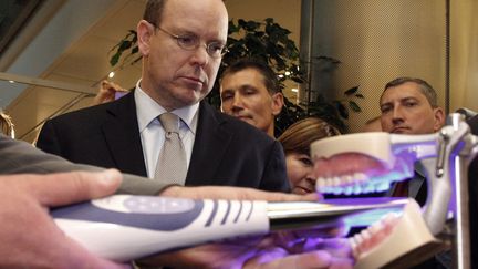 Et le prince Albert tente de s'int&eacute;resser tr&egrave;s s&eacute;rieusement aux derni&egrave;res technologies utilis&eacute;es pour les soins dentaires. #vismaviedeprince (ERIC GAILLARD / REUTERS)