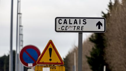 Un panneau de signalisation à Calais (Pas-de-Calais), le 20 décembre 2017. (DOMINIKA ZARZYCKA / NURPHOTO)