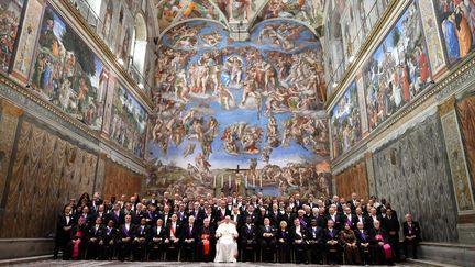 Le pape François pose avec les membres du corps diplomatique dans la chapelle Sixtine, le 9 janvier 2017. (POOL NEW / REUTERS)