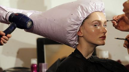 Un mannequin est pr&eacute;par&eacute; en coulisse avant le d&eacute;fil&eacute; Francesco Scognamiglio lors de la fashion week de Milan (Italie), le 22 f&eacute;vrier 2012. (ALESSANDRO GAROFALO / REUTERS)