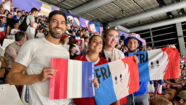 Emma et les supporters du carré des supporters mettent l'ambiance à l'Arena Paris Sud, le 2 août 2024, pour le match de l'équipe de France de volley face à la Slovénie. (APOLLINE MERLE / FRANCEINFO SPORT)