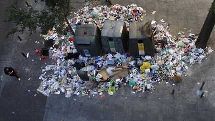 Les d&eacute;tritus s'amoncellent autour de containers publics alors que les &eacute;boueurs madril&egrave;nes sont en gr&egrave;ve depuis une semaine, Madrid (Espagne), le 11 novembre 2013. ( JUAN MEDINA / REUTERS)