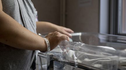 Une jeune maman avec son bébé dans une maternité de Dijon (Côte-d'Or), le 21 septembre 2023. (EMMA BUONCRISTIANI / MAXPPP)