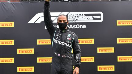 Lewis Hamilton lève le poing en soutien à BLM après avoir remporté le Grand Prix de Styrie (JOE KLAMAR / AFP)