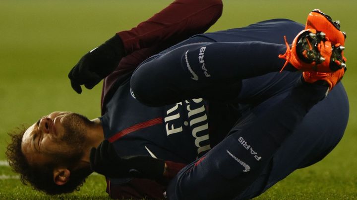 Neymar blessé lors de la victoire du PSG contre Marseille, le 25 février 2018. (MEHDI TAAMALLAH / NURPHOTO)