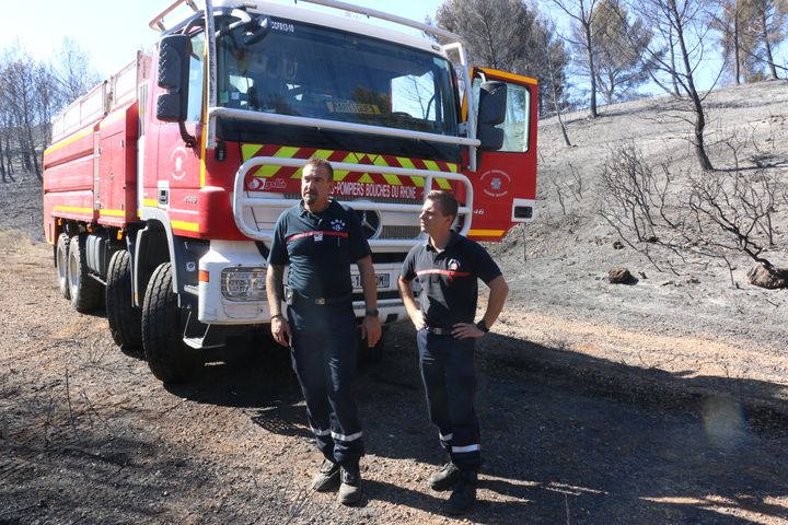 David Tisserand et Mathieu Deveza contrôlent des terres brûlées après un noyage à La Gacharelle, samedi 28 juillet.&nbsp; (VALENTINE PASQUESOONE/FRANCEINFO)