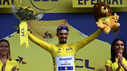Le cycliste français Julian Alaphilippe (Deceuninck-Quick Step) prend le maillot jaune après la troisième étape du Tour de France à Epernay (Marne), le 8 juillet 2019. (ANNE-CHRISTINE POUJOULAT / AFP)