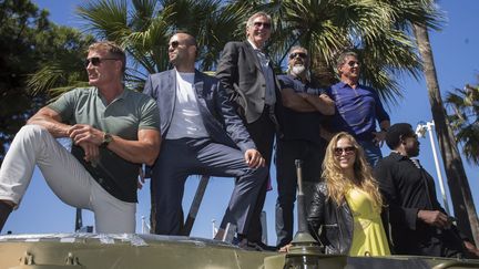 "The Expendables 3" à l'assaut de Cannes... Dolph Lundgren, Kellan Lutz, Glen Powell, Antonio Banderas, Kelsey Grammer, Sylvester Stallone, Arnold Schwarzenegger, Ronda Rousey et Jason Statham ont remonté la Croisette sur un char !
 (EPA/IAN LANGSDON)