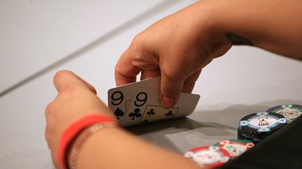 Les sommes mises en jeu pendant certaines parties de poker seraient largement supérieures à celles déclarées au fisc. (LOIC VENANCE / AFP)