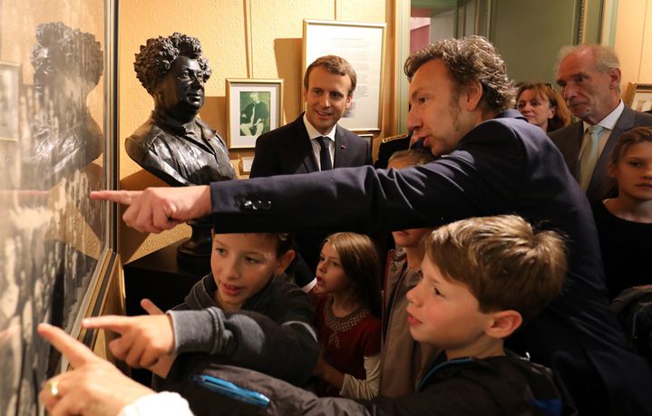 Emmanuel Macron (en arrière-plan), Stéphane Bern, un buste d'Alexandre Dumas et de jeunes visiteurs au Château de Monte-Cristo à Port-Marly, le 16 septembre 2017
 (Ludovic Marin / AFP)