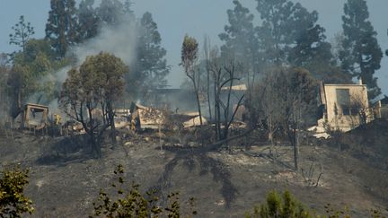 Un autre incendie, nommé "Skirball", s'est déclaré encore plus au cœur de Los Angeles.&nbsp;Il a eu raison de cette maison, a proximité du luxueux quartier de Bel Air, le 6 décembre 2017. (ANDREW CULLEN / REUTERS)