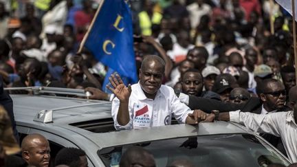 Bain de foule de Martin Fayulu, le 21 novembre 2018 à Kinshasa. Désigné candidat commun par sept partis de l'opposition, il a été lâché par deux d'entre eux parmi lesquels le parti de l'opposant historique Etienne Tshisekedi. (Photo AFP/John Wessels)