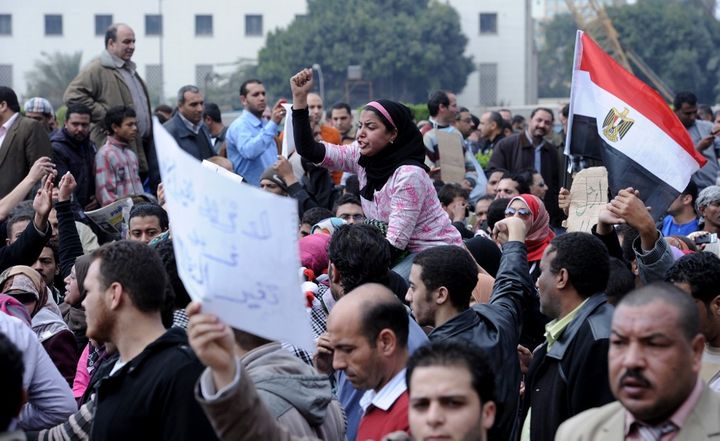 Des Egyptiens manifestent place Tahrir, au Caire, contre le régime d'Hosni Moubarak, le 30 janvier 2011. (MIGUEL MEDINA / AFP)