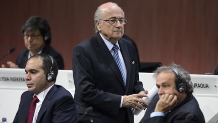 Sepp Blatter passe devant le prince Ali et Michel Platini, au si&egrave;ge de la Fifa &agrave; Zurich (Suisse), le 29 mai 2015. (FABRICE COFFRINI / AFP)