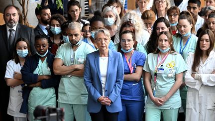 La Première ministre Elisabeth Borne, le ministre de la Santé François Braun et des soignants observent une minute de silence à l'hôpital européen Georges Pompidou, le 24 mai 2023 à Paris. (BERTRAND GUAY / AFP)