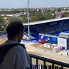 Rizky, un habitant de Colombes (Hauts-de-Seine), profite de la vue sur le terrain de hockey sur gazon, le 29 juillet, durant les JO de Paris 2024. (FRANCEINFO / BENOIT JOURDAIN)