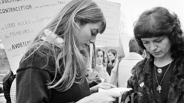 Jane Birkin lors de la manifestation de soutien devant le tribunal de grande instance de Bobigny (Seine-Saint-Denis), le 8 novembre 1972. (JOSEE LORENZO / INA / AFP)