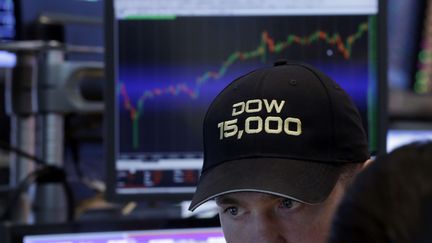 Le Dow Jones a bri&egrave;vement pass&eacute; la barre des 15 000 points,&nbsp;un niveau historique,&nbsp;en cours de s&eacute;ance le 3 mai 2013.&nbsp; (RICHARD DREW / AP / SIPA )