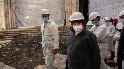 La ministre de la Culture, Roselyne Bachelot, en visite sur le chantier de reconstruction de la cathédrale Notre-Dame, le 24 novembre 2020.&nbsp; (MARTIN BUREAU / AFP)