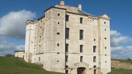 Le Loto du patrimoine est de retour. Lundi 11 mars, Stéphane Bern et le ministre de la Culture, Franck Riester, vont préciser les 18 premiers sites choisis. Parmi&nbsp;eux,&nbsp;le château de Maulnes, dans l'Yonne. (FRANCE 3)