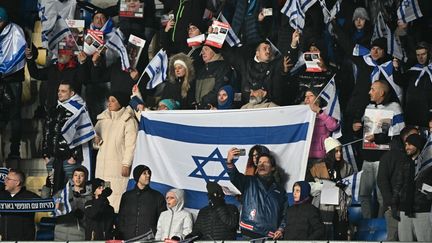 Des supporters israéliens en novembre 2023 lors d'un match des éliminatoires de l'Euro 2024, entre Israël et la Roumanie, en Hongrie. (ATTILA KISBENEDEK / AFP)