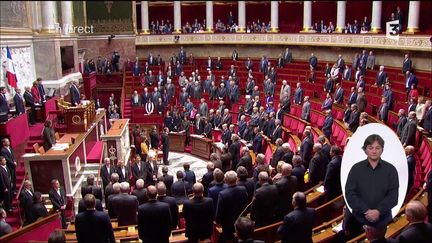 Les députés français observent une minute de silence, le 20 décembre 2016, à l'Assemblée nationale, à Paris. (FRANCE 3 / FRANCEINFO)