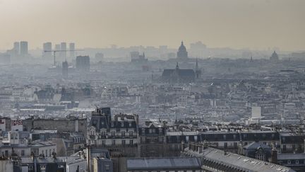 La ville de Paris lors d'un épisode de pollution de l'air, le 3 mars 2021. (JACOPO LANDI / HANS LUCAS / AFP)