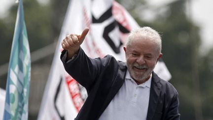 Le candidat socialiste à l'élection présidentielle brésilienne Lula, à Sao Mateus, dans l'état de Sao Paulo&nbsp;(Brésil), le 17 octobre 2022.&nbsp; (MIGUEL SCHINCARIOL / AFP)