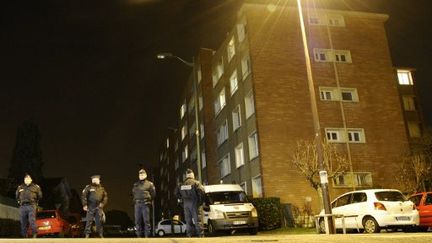 Image de l'immeuble où le suspect du drame de Toulouse et de Montauban reste retranché, le 22 mars 2012. (AFP - Lionel Bonaventure)