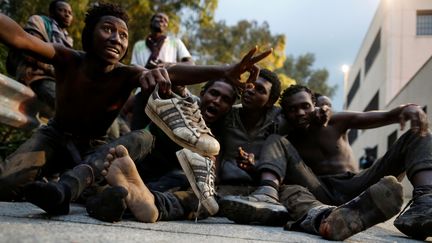 Des migrants laissent éclater leur joie après avoir franchi la&nbsp;clôture qui sépare le Maroc et l'enclave espagnole de Ceuta, le 17 février 2017. (REUTERS)