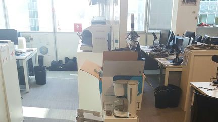 Des cartons de déménagement dans les bureaux de la chaîne i-Télé, à Boulogne-Billancourt (Hauts-de-Seine), le 22 octobre 2016. (AFP)