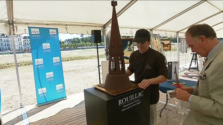 La flèche de&nbsp;Notre-Dame en chocolat noir réalisée par l’artisan Max Vaucher. Vente aux enchères au profit de Notre-Dame de Paris au domaine de Chambord le 15 septmebre 2019. (X. Naizet / France Télévisions)