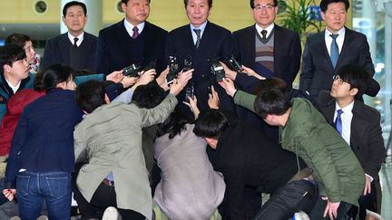 Des&nbsp;entrepreneurs sud-cor&eacute;ens donnent une conf&eacute;rence de presse &agrave; Paju (Cor&eacute;e du Sud), le 18 mars 2015. (JUNG YEON-JE / AFP)