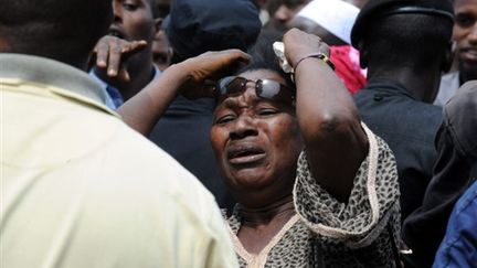 Une femme crie sa douleur devant la grande mosquée de Conakry le 2 octobre 2009, à la suite du massacre du 28 septembre (AFP PHOTO / SEYLLOU)