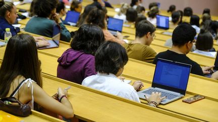 Des étudiants à la faculté de médecine d'Angers (Maine-et-Loire), le 2 septembre 2022. (JEAN-MICHEL DELAGE / HANS LUCAS / AFP)