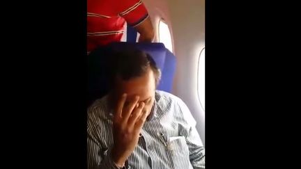 Capture d'&eacute;cran montrant l'homme accus&eacute; d'attouchements par une femme dans un avion d'Indigo Airlines, le 30 janvier 2015.&nbsp; (SHREYAS RAO / YOUTUBE)