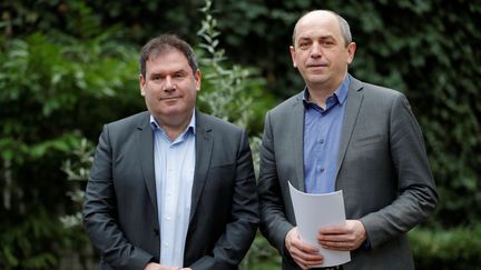 Christian Troadec et Pierre Larrouturou, candidats à l'élection présidentielle, avant la conférence de presse organisée par les "petits" candidats, jeudi 23 février 2017 à Paris. (CHRISTIAN HARTMANN / REUTERS)