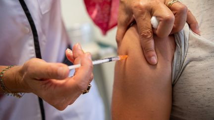 Une personne est vaccinée contre la variole du singe à Clermont Ferrand (Puy-de-Dôme) le 28 juillet 2022. (MAXPPP)