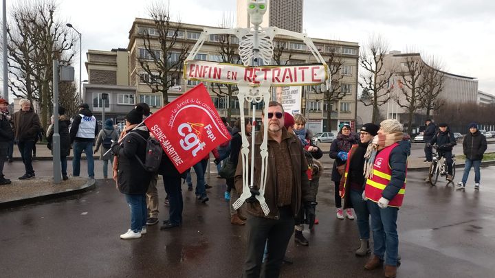 Un manifestant dans les rues de Rouen, en Seine-Maritime, défile contre la réforme des retraites ce jeudi 19 janvier 2023. (VALENTINE JOUBIN / FRANCEINFO)