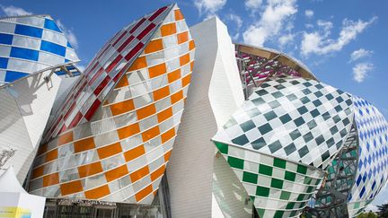 Les dalles de verres colorées de Daniel Buren apposées sur "les voiles" de la Fondation Louis Vuitton, de l'architecte Frank Gehry
 (JEREMY LEMPIN/EPA/MaxPPP)