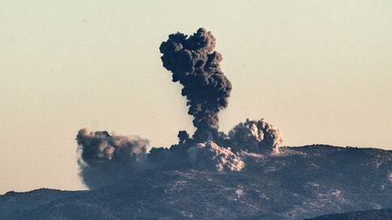 D'énormes panaches de fumée s'élèvent dans le ciel après des frappes turques sur les positions des&nbsp;Unités de protection du peuple (YPG) en Syrie, près de la frontière avec la Turquie, le 20 janvier 2018.&nbsp; (BULENT KILIC / AFP)