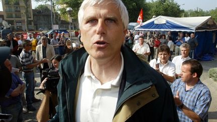 Le directeur de l'usine AZF de Toulouse Serge Biechlin arrive à l'hôtel de police de la ville, le 13 juin 2002. (© AFP - Eric Cabanis)