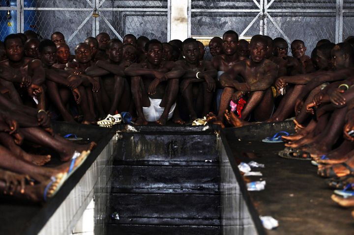 Prisonniers détenus dans un garage à Abidjan, le 9 avril 2011. (Photo Reuters/Emmanuel Braun)