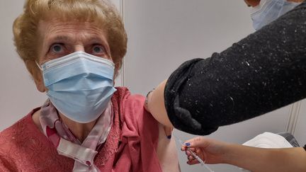 Une femme reçoit sa 3e dose de vaccin anti Covid à Douai (Nord), le 9 novembre 2021. (ODILE SENELLART / RADIO FRANCE)