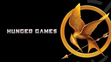 Hunger Games : un jeu imposé, 24 candidats, seul le gagnant survivra.
 (Pocket Jeunesse)