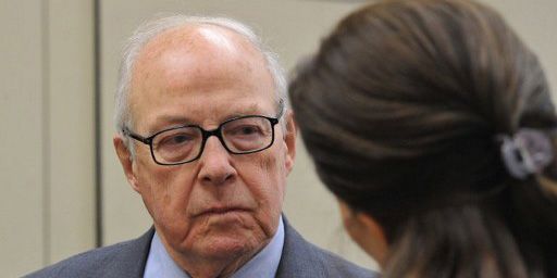 Hans Blix, ancien responsable des inspecteurs de l'ONU chargés de rechercher des armes de destruction massive en Irak, en train de discuter avec une journaliste à Washington, le 21 février 2012. (AFP - Karen Bleier)