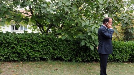 François Hollande pendant la campagne sur son iPhone. La marque à la pomme lui doit d’avoir équipé les collègiens de Corrèze avec des iPad. (REMY GABALDA / AFP)